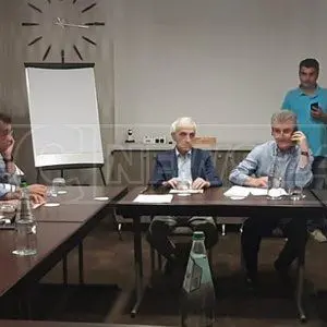 Il summit pro Oliverio è un flop clamoroso. Non ci va neanche lo stesso governatore