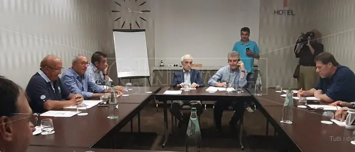 Il summit pro Oliverio è un flop clamoroso. Non ci va neanche lo stesso governatore