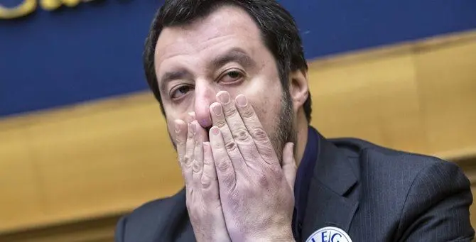 La crisi al buio presenta il conto alla Lega che precipita nei sondaggi