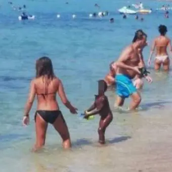 L’ambulante lavora, le mamme in spiaggia fanno da babysitter alla figlia