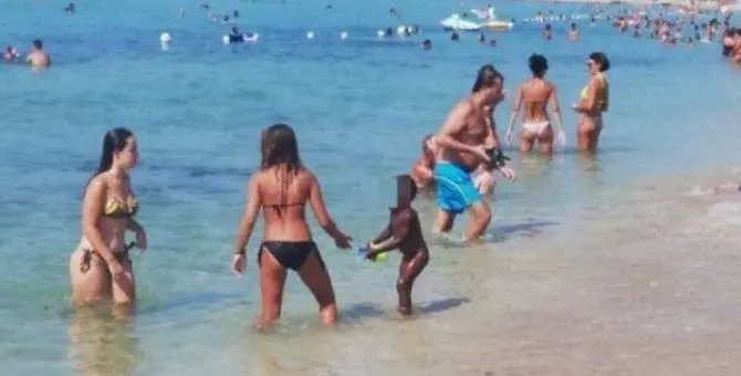 L’ambulante lavora, le mamme in spiaggia fanno da babysitter alla figlia