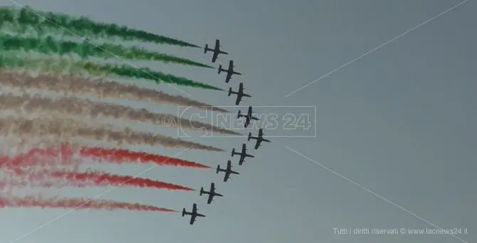 In 50mila col naso all’insù: le Frecce tricolori incantano Reggio Calabria