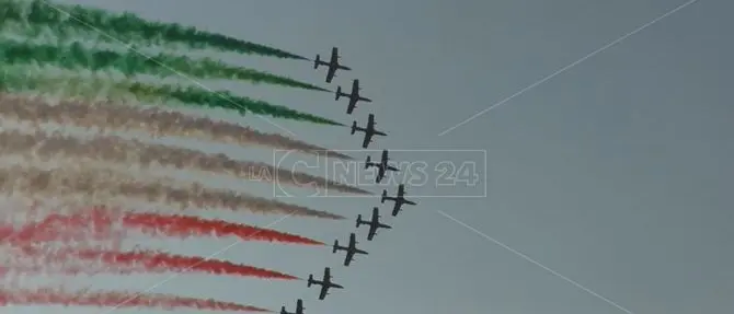 In 50mila col naso all’insù: le Frecce tricolori incantano Reggio Calabria