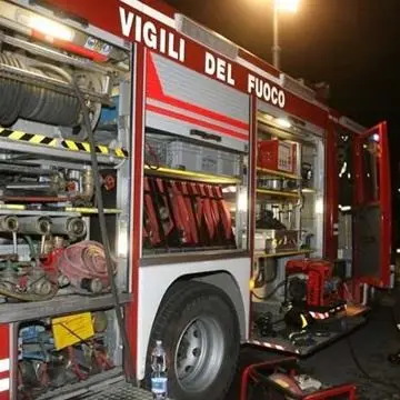 Incendio in un deposito gomme sequestrato, paura nel Vibonese