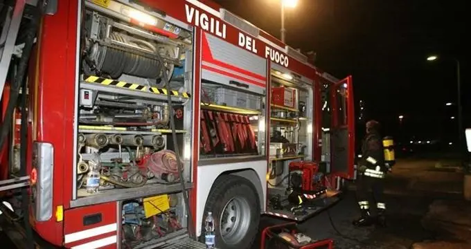 Incendio in un deposito gomme sequestrato, paura nel Vibonese