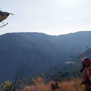 Fiamme lambiscono centro abitato di Gimigliano, pompieri impegnati per ore
