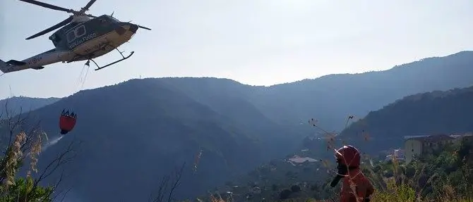 Fiamme lambiscono centro abitato di Gimigliano, pompieri impegnati per ore