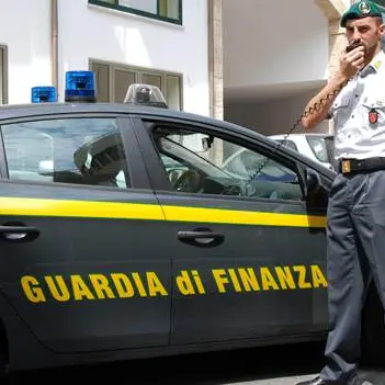 Blitz dei finanzieri sul lungomare di Crotone, sequestrati 6mila prodotti contraffatti