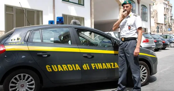 Blitz dei finanzieri sul lungomare di Crotone, sequestrati 6mila prodotti contraffatti