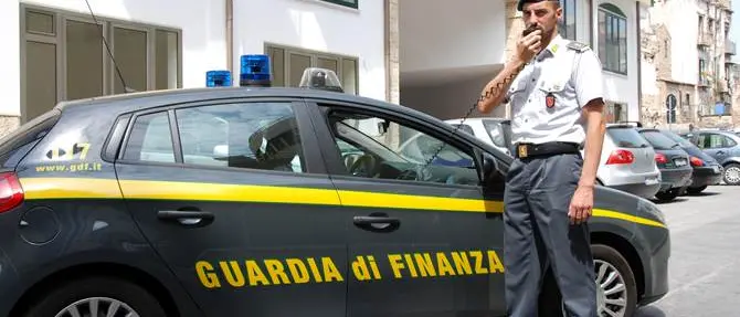 Blitz dei finanzieri sul lungomare di Crotone, sequestrati 6mila prodotti contraffatti