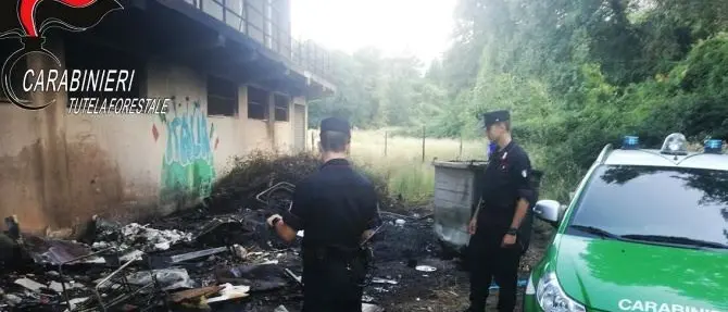 Rogo di rifiuti in un'area sportiva, denunciato un sindaco nel Cosentino