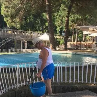 Pensionato in vacanza si sveglia all'alba per raccogliere i rifiuti