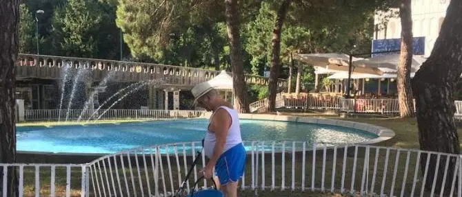 Pensionato in vacanza si sveglia all'alba per raccogliere i rifiuti