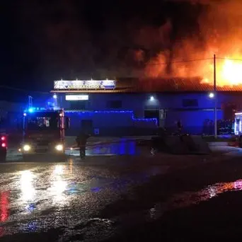 Catanzaro, vasto incendio in un capannone in viale Emilia