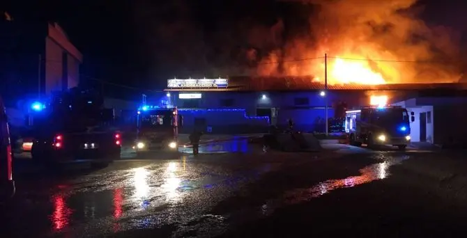 Catanzaro, vasto incendio in un capannone in viale Emilia