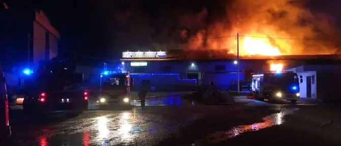 Catanzaro, vasto incendio in un capannone in viale Emilia
