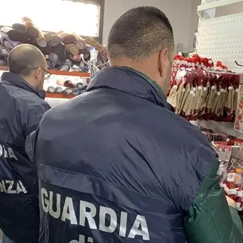 Cosenza, sequestrato un milione di addobbi e giocattoli non conformi