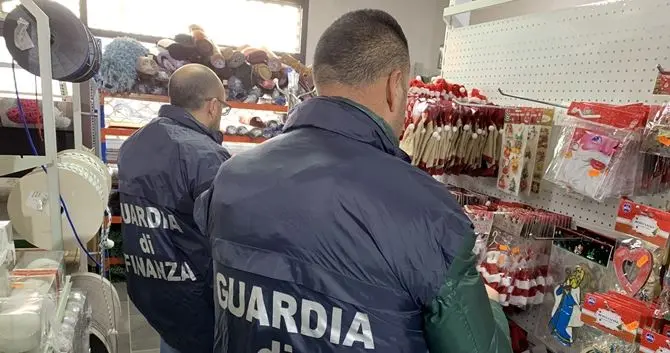 Cosenza, sequestrato un milione di addobbi e giocattoli non conformi