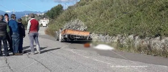 Tragedia a Bovalino, bimbo di sette anni cade dal trattore e muore sul colpo