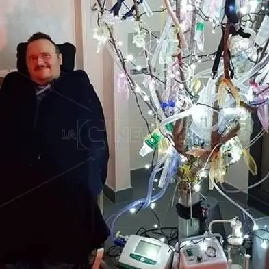 Lamezia, l'inno alla vita nell'albero di Natale di Antonio