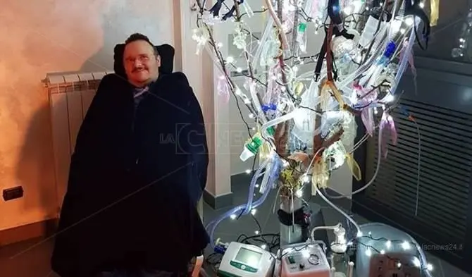 Lamezia, l'inno alla vita nell'albero di Natale di Antonio