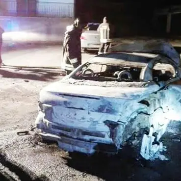 Notte di fuoco a Tropea, incendio distrugge auto