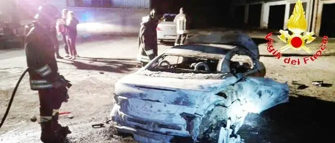 Notte di fuoco a Tropea, incendio distrugge auto