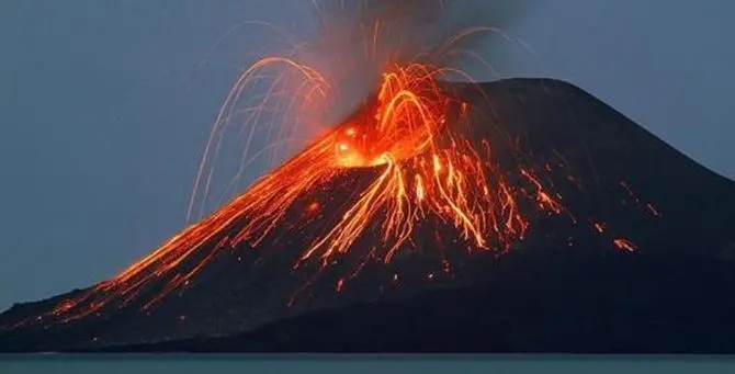 Etna, terremoto 4.8: 10 feriti. E lo Stromboli torna a fare paura