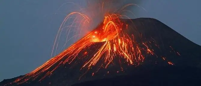 Etna, terremoto 4.8: 10 feriti. E lo Stromboli torna a fare paura