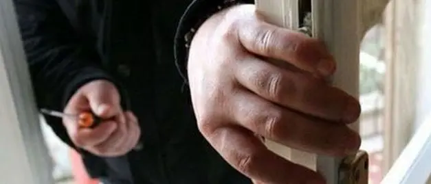 Allaga la casa di un anziano per rapinarlo: scappa con 30 euro