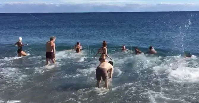 A Marina di Gioiosa il tradizionale tuffo invernale