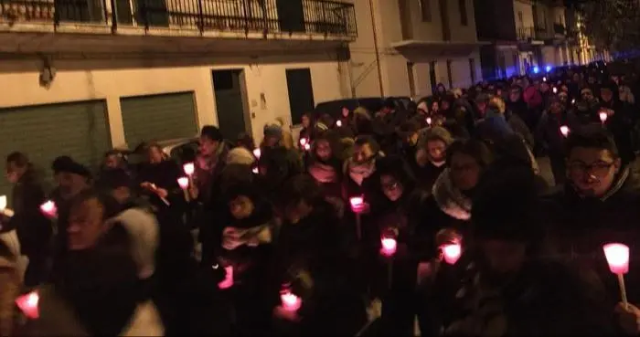 Fiaccolata silenziosa per padre e figlio uccisi nel Crotonese