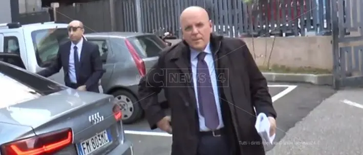 Si aggrava la posizione di Mario Oliverio. Contestata anche la corruzione