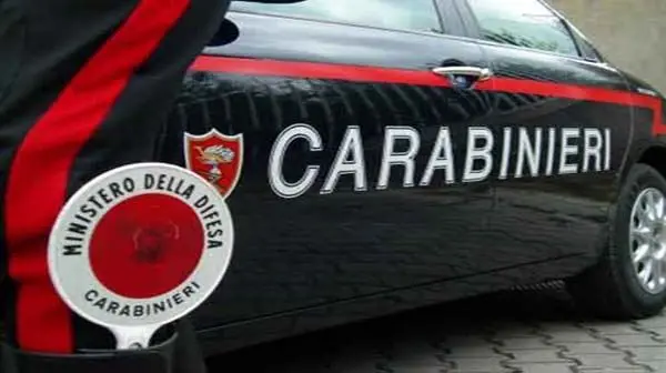 Carabinieri gli sequestrano il furgone, ambulante li aggredisce