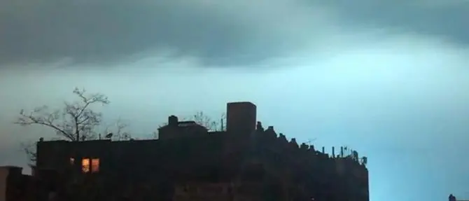 Esplode azienda elettrica e il cielo diventa blu, il sindaco: «Nessun attacco alieno»