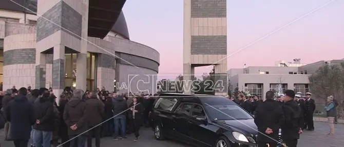 Commozione per l'ultimo saluto al procuratore Bruno Giordano