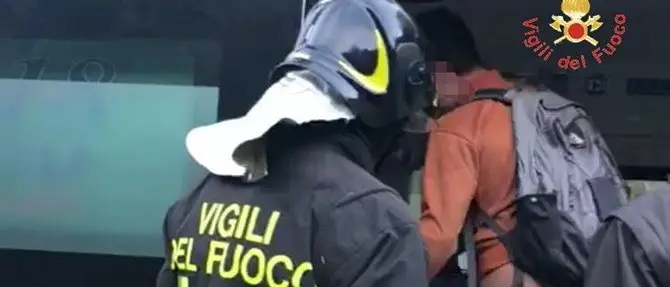 Catanzaro, minaccia di lanciarsi dalla scogliera: salvato