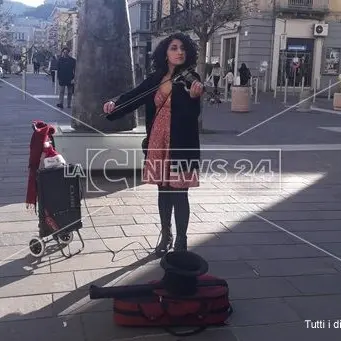 La violinista di strada che affascina Cosenza