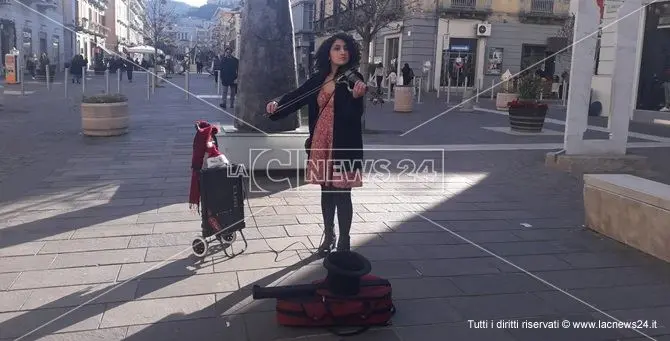 La violinista di strada che affascina Cosenza