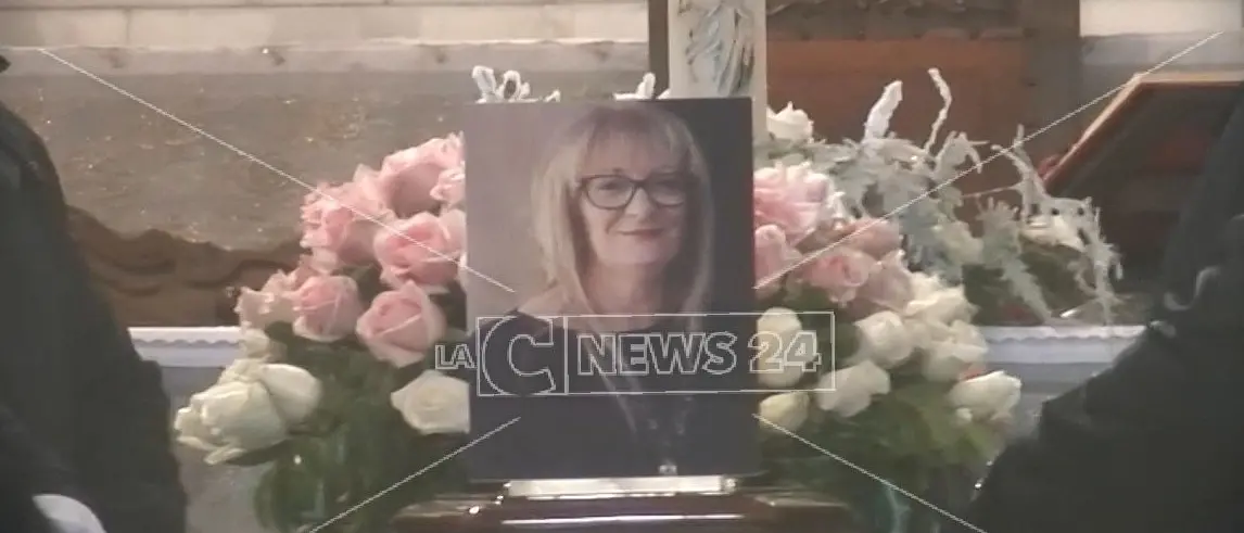 Duplice omicidio a Davoli, l'ultimo saluto a Francesca Petrolini