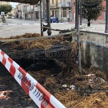 Dà fuoco al presepe in piazza e ruba la statua di Gesù Bambino, denunciato