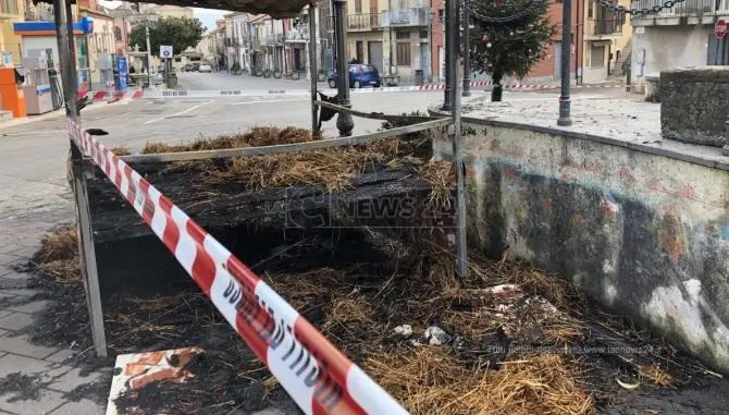 Dà fuoco al presepe in piazza e ruba la statua di Gesù Bambino, denunciato