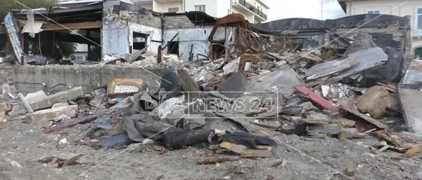 Reggio, a Gallico l'amianto lasciato sulla spiaggia fa paura: la rabbia dei cittadini