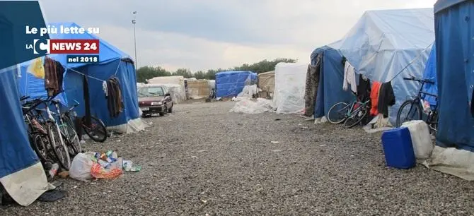 Un anno di slogan e annunci per la tendopoli, il ghetto della vergogna nella terra di nessuno