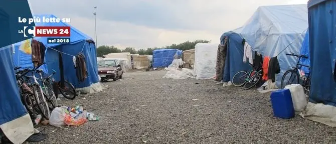 Un anno di slogan e annunci per la tendopoli, il ghetto della vergogna nella terra di nessuno