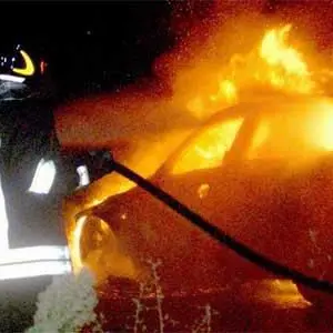 Auto in fiamme nella notte a Cutro, indagini