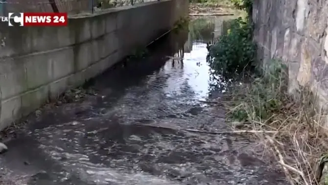 Il torrente è invaso dalla fogna, la rabbia dei residenti a Bivona