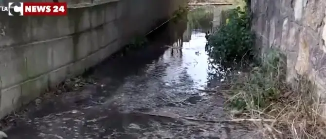 Il torrente è invaso dalla fogna, la rabbia dei residenti a Bivona