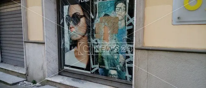 Capodanno a Catanzaro, petardi lanciati nelle case e vetrine distrutte