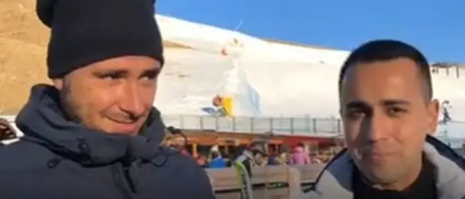 Gli auguri di buon anno di Di Maio: «Ora taglio stipendi ai parlamentari»